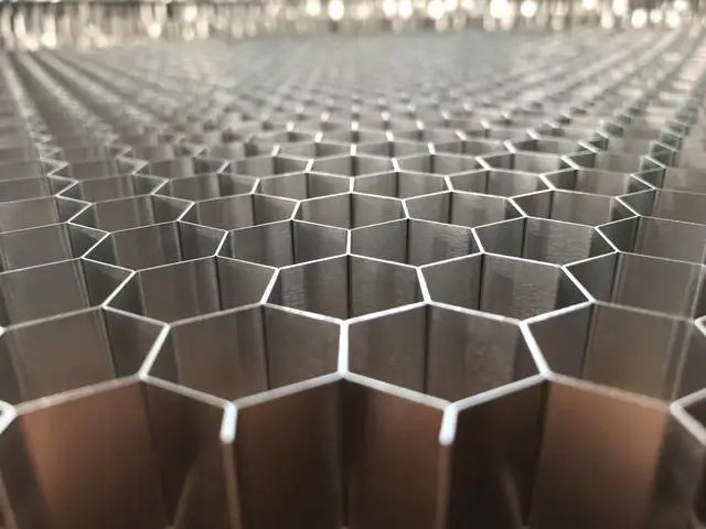 鋁蜂窩板，讓現(xiàn)代建筑更具科技感！-吉祥裝飾